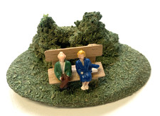DDR, Diorama, Bank mit 2 Figuren, Spur H0, Holz/Kunststoff, 1965, kein Zeichen