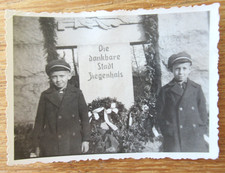 Altes Foto Kinder vor Denkmal