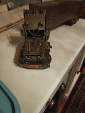 Selbstgebauter LKW mit Metallwürfel