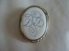 Porzellanbrosche gefasst