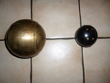 2 kuriose Kugeln verschiedene Größen und Material Boccia Boules Harry Potter?