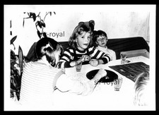 Kinder spielen Roulette im