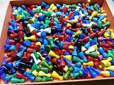 20180. Spielfiguren  Spielkegel   Pöppel  Holz + Plastik   280 Stück   farbig