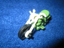 Miniatur Shopper Grün-Beige-Schwarz mit Totenkopf/Ziegenkopf Schwungrad 5,5x3 cm