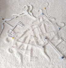 Baby Kleiderbügel 80 Stück - verschiedene Modelle - teils mit Hosenhalter -