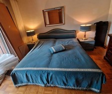 Schlafzimmer Bett Nachtkästen Lampen Vintage retro edel Samt