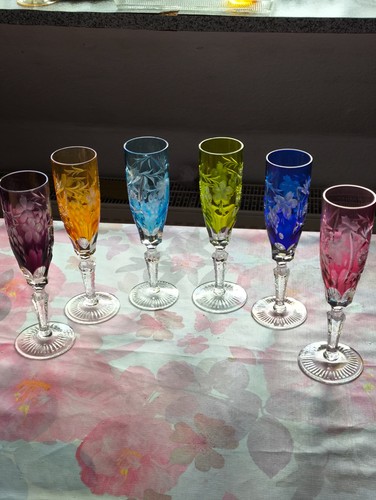 Champagnerflöten aus farbigem