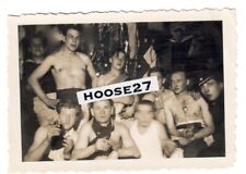 Foto WH Kriegsmarine Crew LAT "Wolf" Party halbnackt Fahne 9x6cm 2.WK original