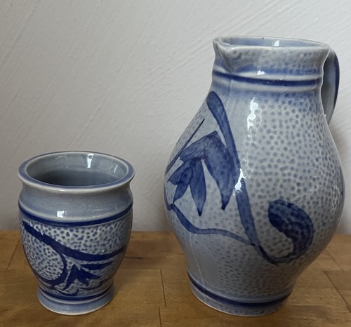 Kleiner steingutkrug mit - steingutkrug,