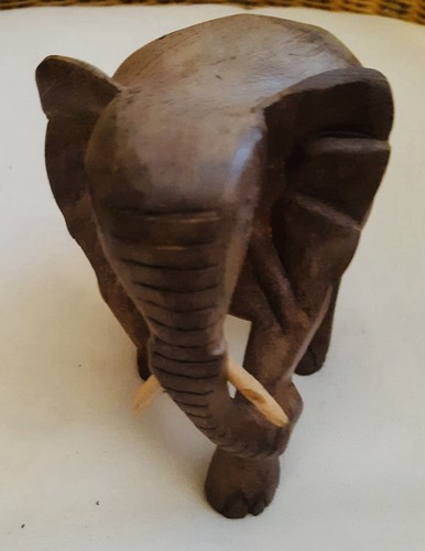 Handgeschnitzter elefant aus - handgeschnitzter,
