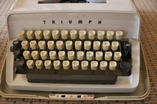 Alte, mechanische Koffer-, Reiseschreibmaschine Triumph Gabriele 10