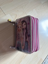 Schulmäppchen für Mädchen von „TOPModel“ mit Buntstiften etc. (Bilder).