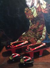 Ältere Geishaschuhe aus rot