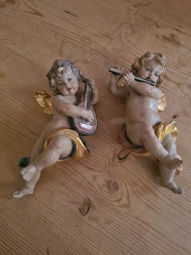 Holzengel geschnitzt und