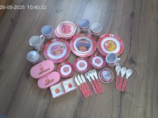 Emily Erdbeer 33-teiliges Set mit Tellern, Tassen, Bechern, Besteck, Zuckerdose.