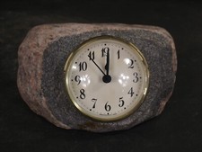Tischuhr im Naturstein