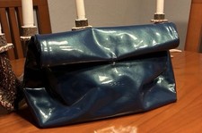 Bree Clutch Lackleder Blau
