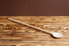 Langer Brühlöffel aus Holz -