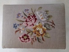 Gobelin Hocker Schemel Fußbank beige  weiß Blume Rosen Veilchen  shabby Vintage 