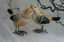 2 Bunte schöne Vögel aus Porzellan mit Metallfüßen Porzellanvogel Handarbeit NEU