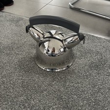 Ein Alessi 9091 Edelstahl Herdplatte Mama O Wasserkocher entworfen von Richard Sapper