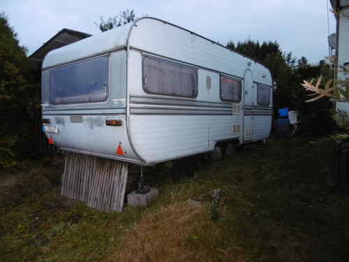 Wohnwagen mit frei stehendem