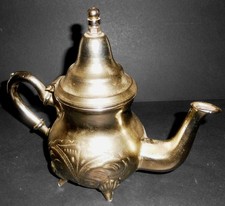 silberfarbene marokkanische Teekanne