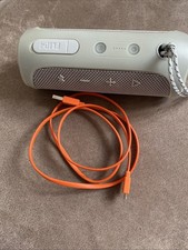 JBL Flip 4 Bluetooth Tragbarer Lautsprecher - Grau. Wasserdichtes Gehäuse.