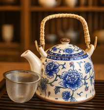 Teekanne aus Porzellan mit