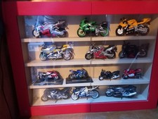 Vitrine mit 13 Motorrädern
