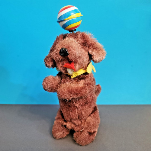 Mechanischer hund mit ball - mechanischer,