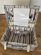 Butlers Picknick Korb mit Tellern, Besteck & Gläsern in grau Neu & unbenutzt