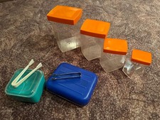 5 DDR Dosen mit Deckel Plaste + 1 Brotdose + 2 Zuckerzangen