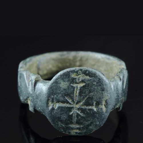 Antiker bronzering mit kreuz - bronzering,