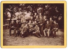 Fotografie Studenten mit Pfeife zapfen Schwarzbier vom Fass bei einer Verbindun 