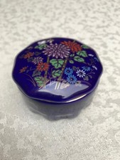 Schmuckdose mit Blumenintarsie auf dem Deckel | jewel case with flower inlay lid