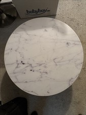 Livetastic Couchtisch – Glasplatte & Marmor-Dekor –Goldfarbene MetallfüßeØ 80 cm