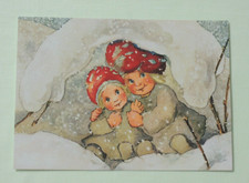 1x Postkarten Mili Weber Pilzkinder VERSTECKT Fliegenpilz Kinder Kunst Winter