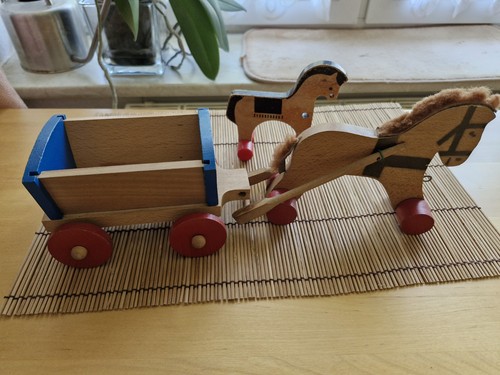 Altes holzpferd mit wagen - mit,