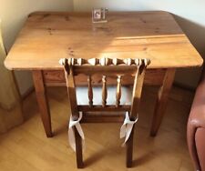 Antiker Weichholz Schreibtisch mit Stuhl 122LX82BxX76HCM / 56HCM (zur Schublade)