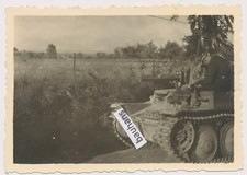 Foto Panzerkampfwagen 38 (t) Tank Panzertruppe Soldat schläft auf Panzer (9805a)