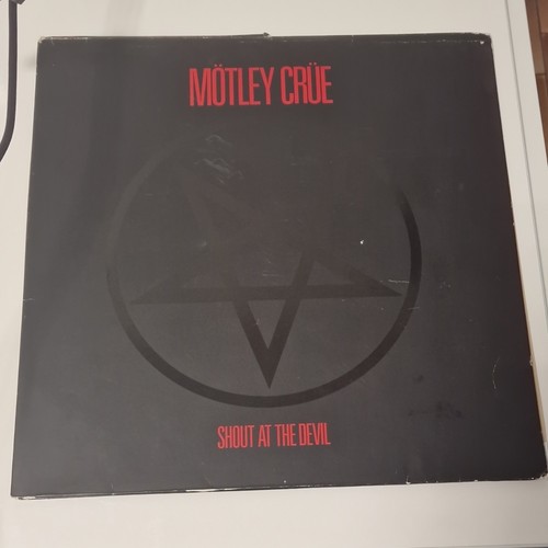 Mötley crüe shout the - crüe, at