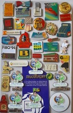 39 Pins aus unterschiedlichen Kategorien mit mit 6 Original-Pins Fußball-WM 2006