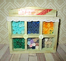 Holz Wollregal Regal mit Wollknäulen für Puppenstube Kaufmannsladen - Antik Stil