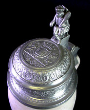 - antiker gekämmter MASSKRUG