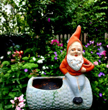 Alter Gartenzwerg auf Pflanztrog sitzend, Gräfenroda Tonfabrik, Vintage, antik,