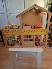 Möbliertes Holz-Puppenhaus von EDUCO