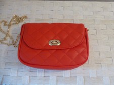 kleine rote Handtasche mit Kettenhenkel auch als Bauchtasche zu tragen