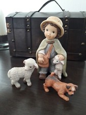 Goebel Nina & Marco Krippenfigur Schäfer mit Schaf unter Mantel und Lamm 🎄