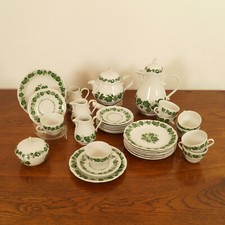 Kaffee/Teeservice mit grünem Weinlaub-Dekor, 30-tlg. Kahla Porzellan Vintage DDR
